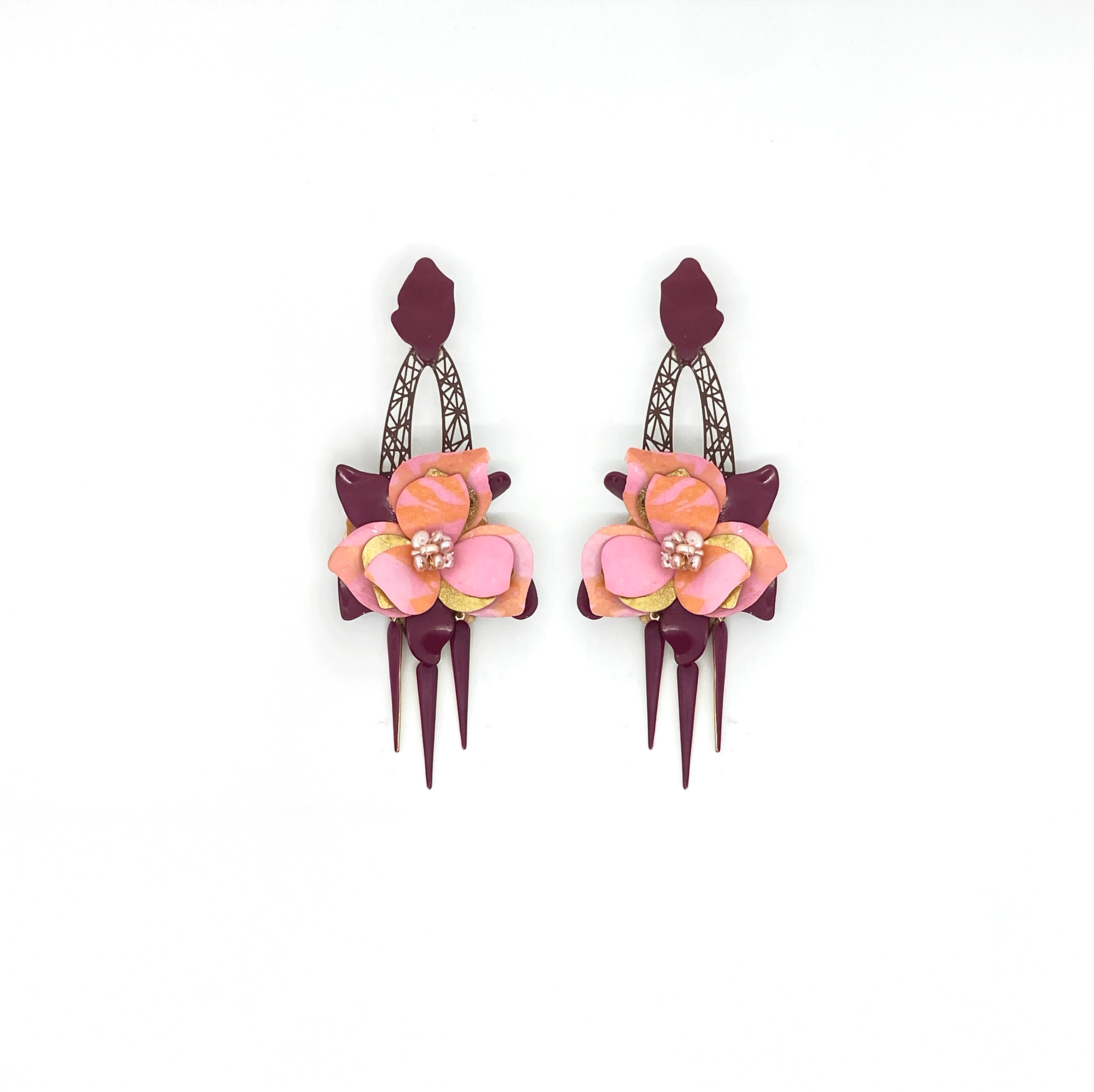 Pendientes en acero esmaltado, pan de oro, mini perlas violetas | Orquídea del Sur