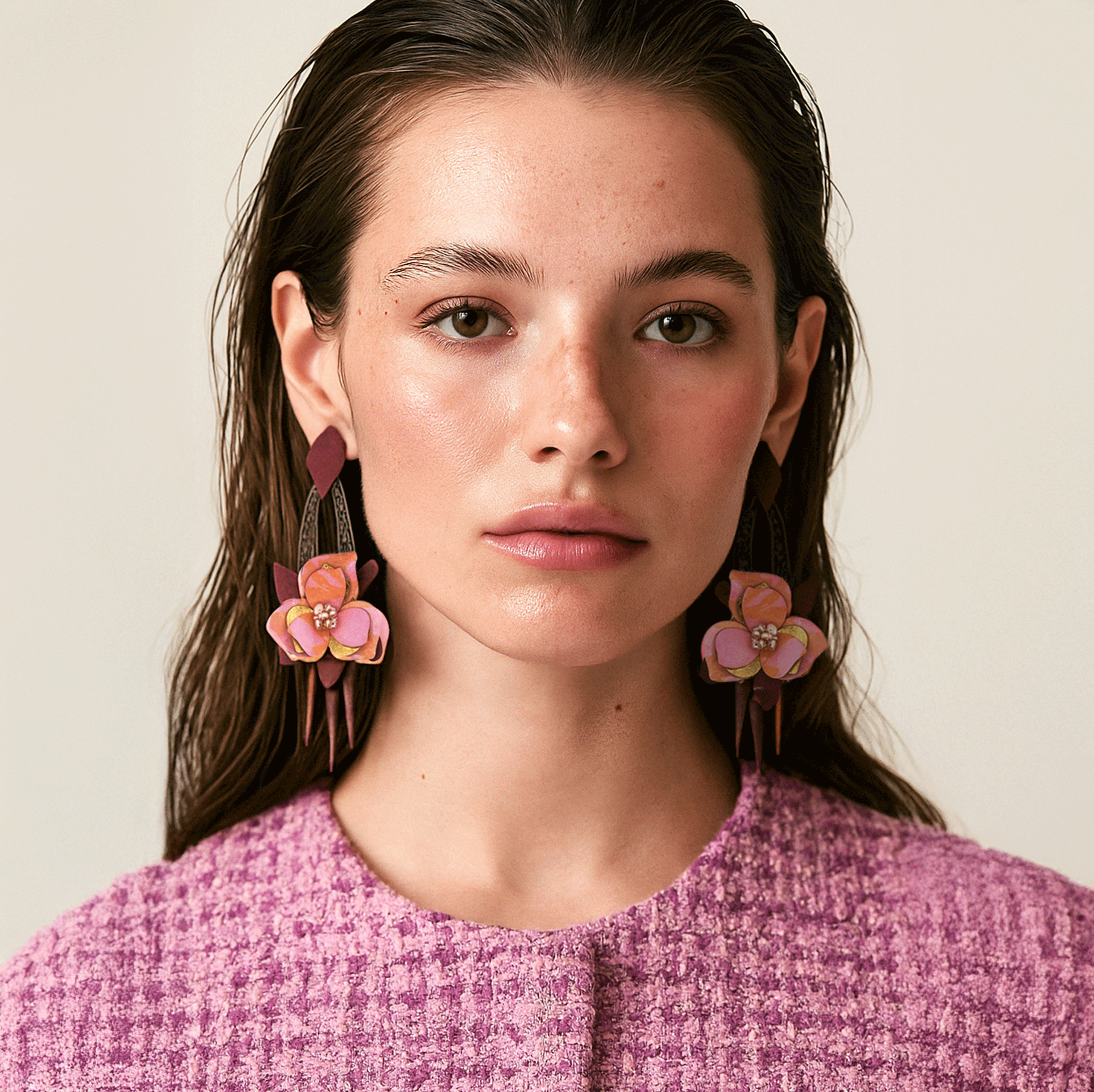 Pendientes en acero esmaltado, pan de oro, mini perlas violetas | Orquídea del Sur