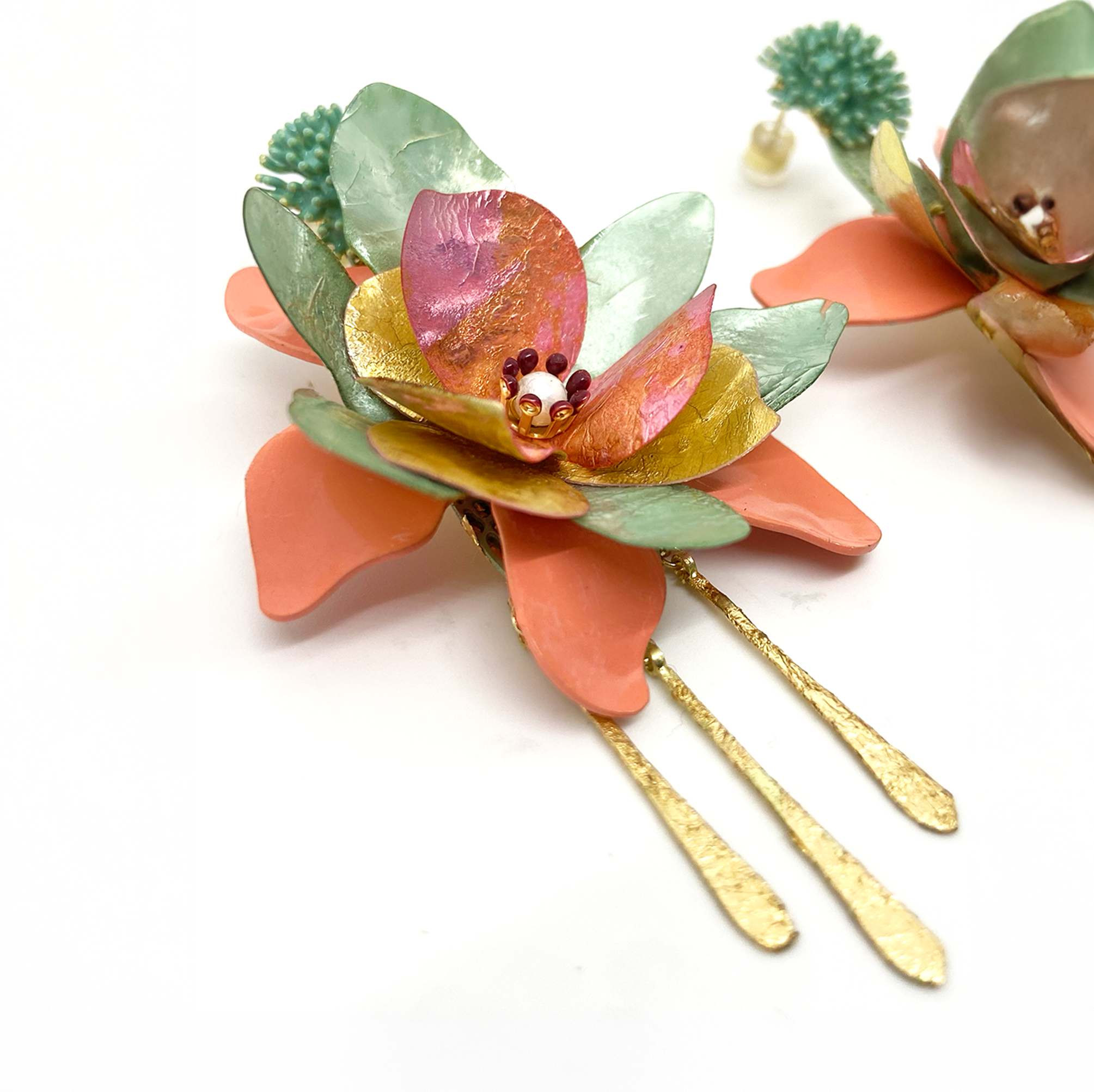 Pendientes en acero, esmalte, pan de oro y perlas | Sisa K’uychi (Flor Arcoíris) Nuna