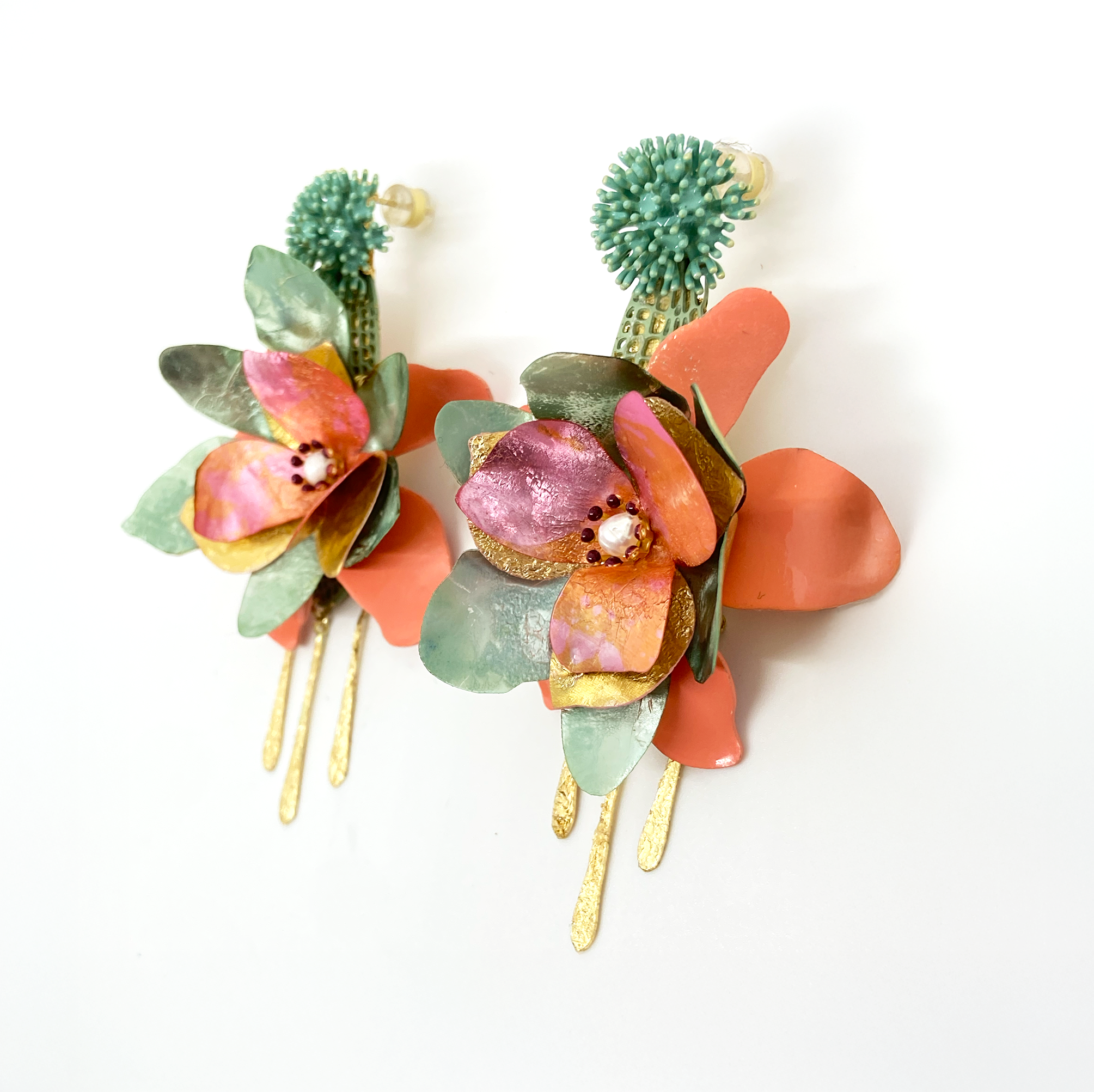 Pendientes en acero, esmalte, pan de oro y perlas | Sisa K’uychi (Flor Arcoíris) Nuna