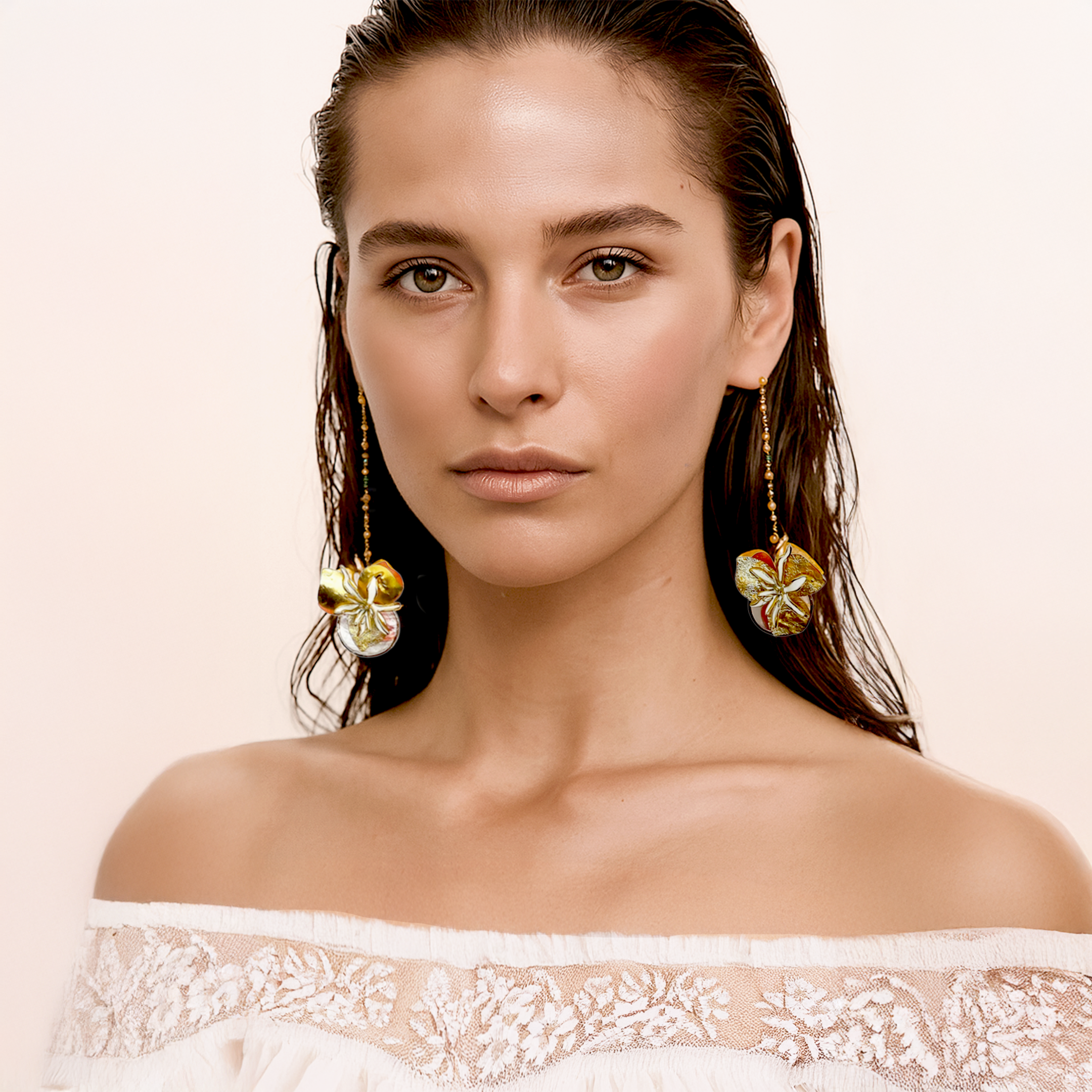 Pendientes de madreperla, cristales y pétalos en pan de oro | Apachiq