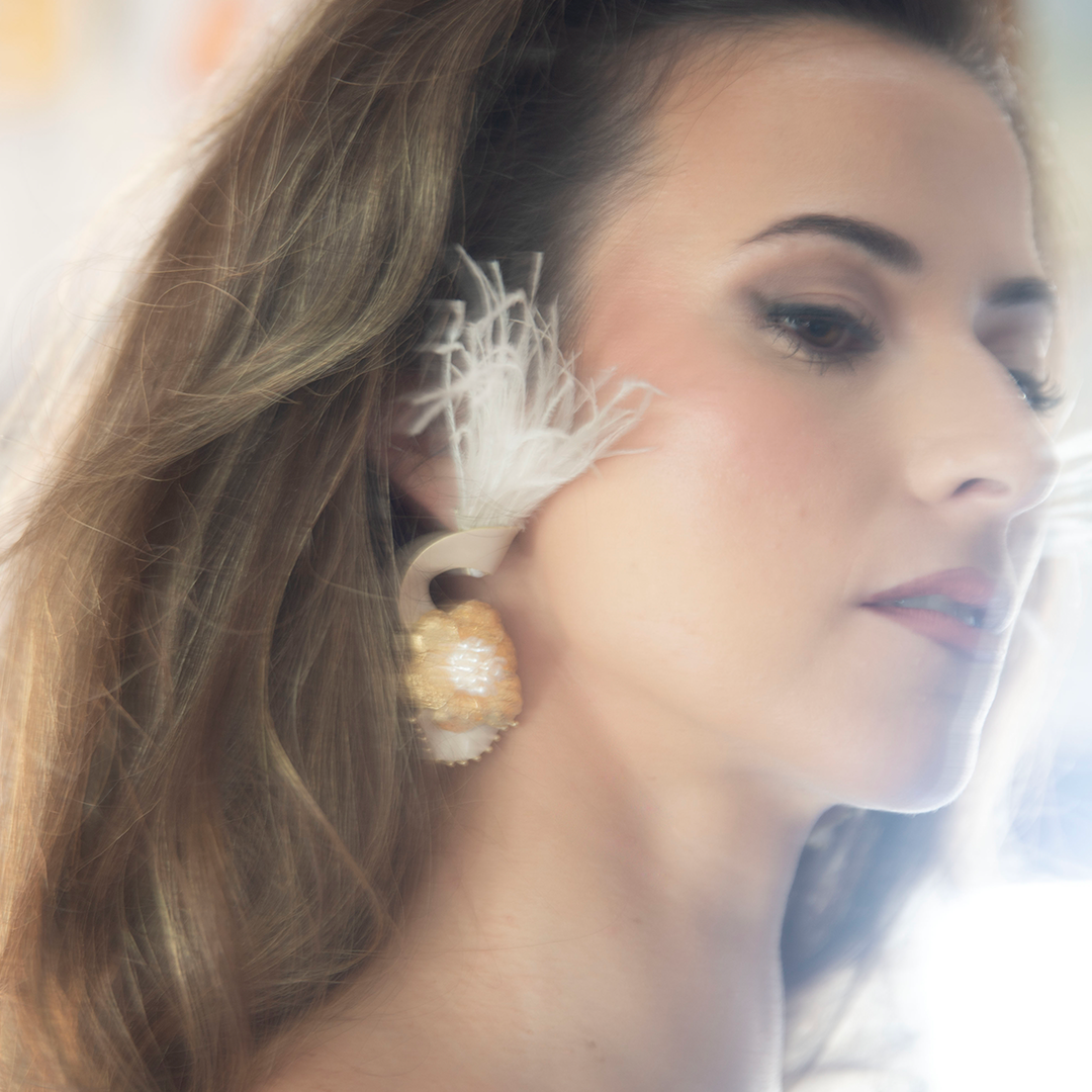 Pendientes de pan de oro, acero, y perlas | Aura Nuna