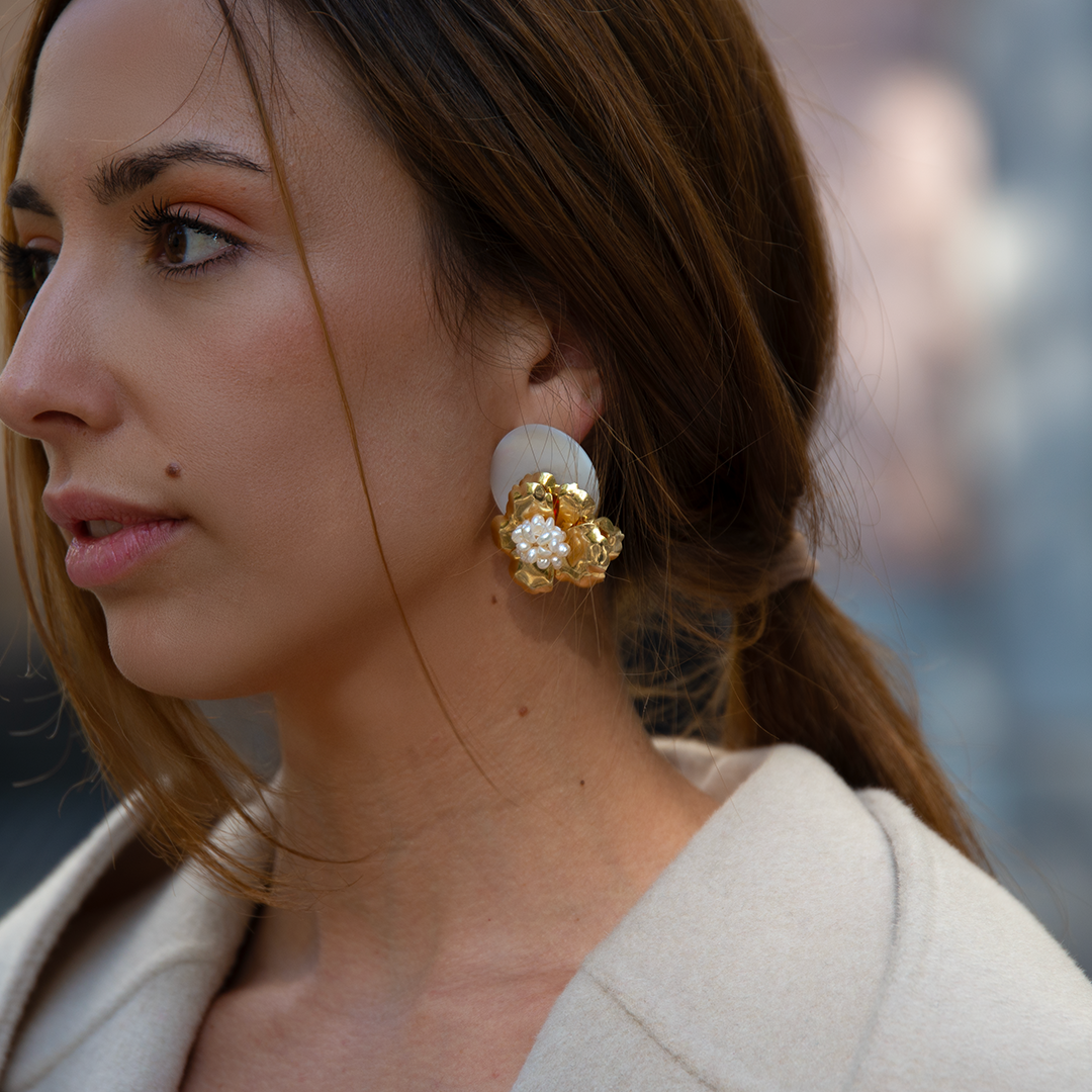 Pendientes en madre perla, baño en oro de 18 k y mini perlas reales | Luz de Nácar