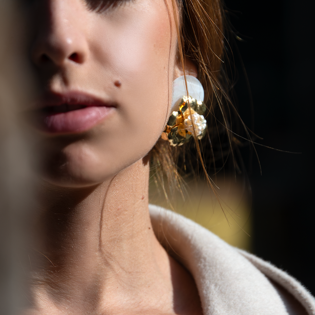 Pendientes en madre perla, baño en oro de 18 k y mini perlas reales | Luz de Nácar