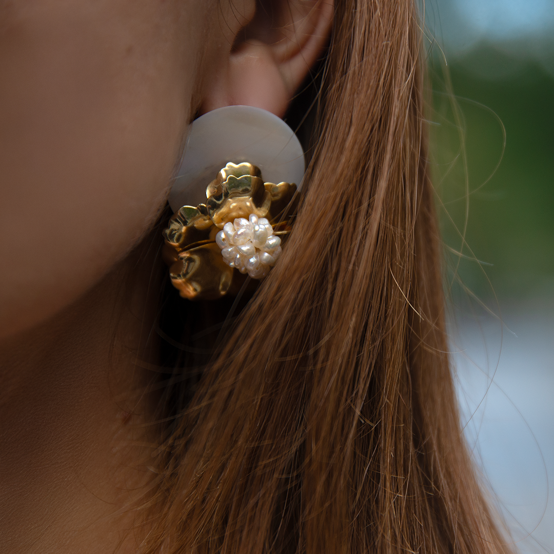 Pendientes en madre perla, baño en oro de 18 k y mini perlas reales | Luz de Nácar