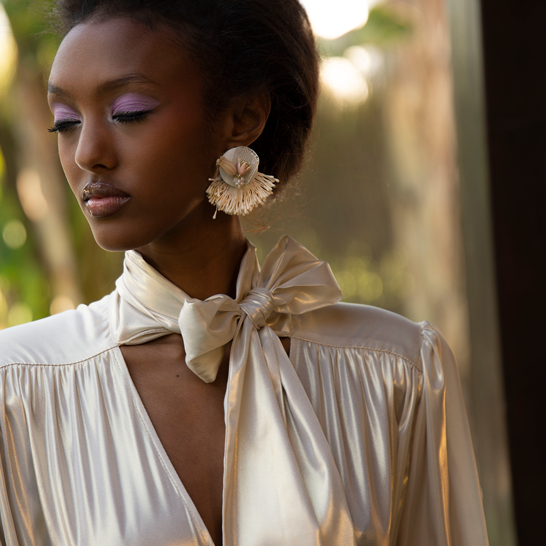 Pendientes en madreperla, acero flexible, flor preservada y perlas naturales | Ñawi K’uychi