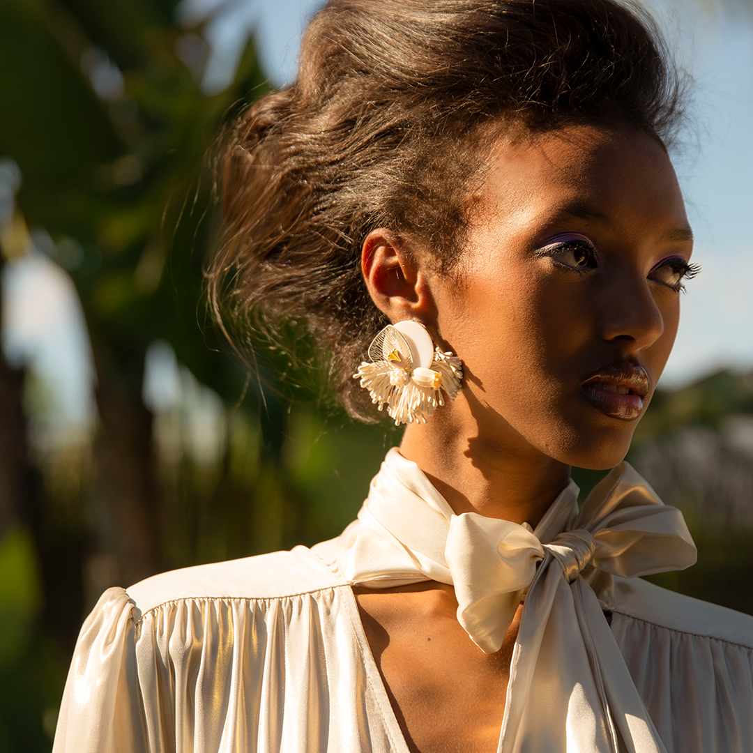 Pendientes en madreperla, acero flexible, flor preservada y perlas naturales | Ñawi K’uychi