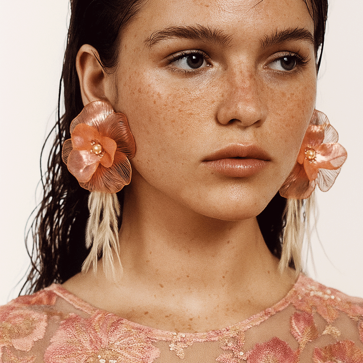 Pendientes en madreperla, acero liviano, plumas y perla | Flor de Melón Nuna