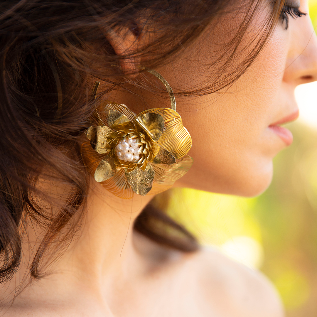 Pendientes en pan de oro, acero liviano y perlas naturales | Loto Dorado