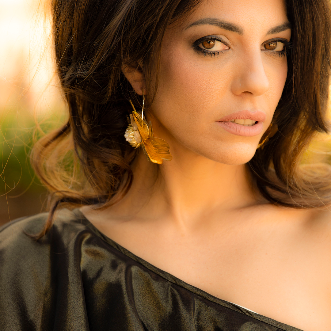 Pendientes en pan de oro, acero liviano y perlas naturales | Loto Dorado