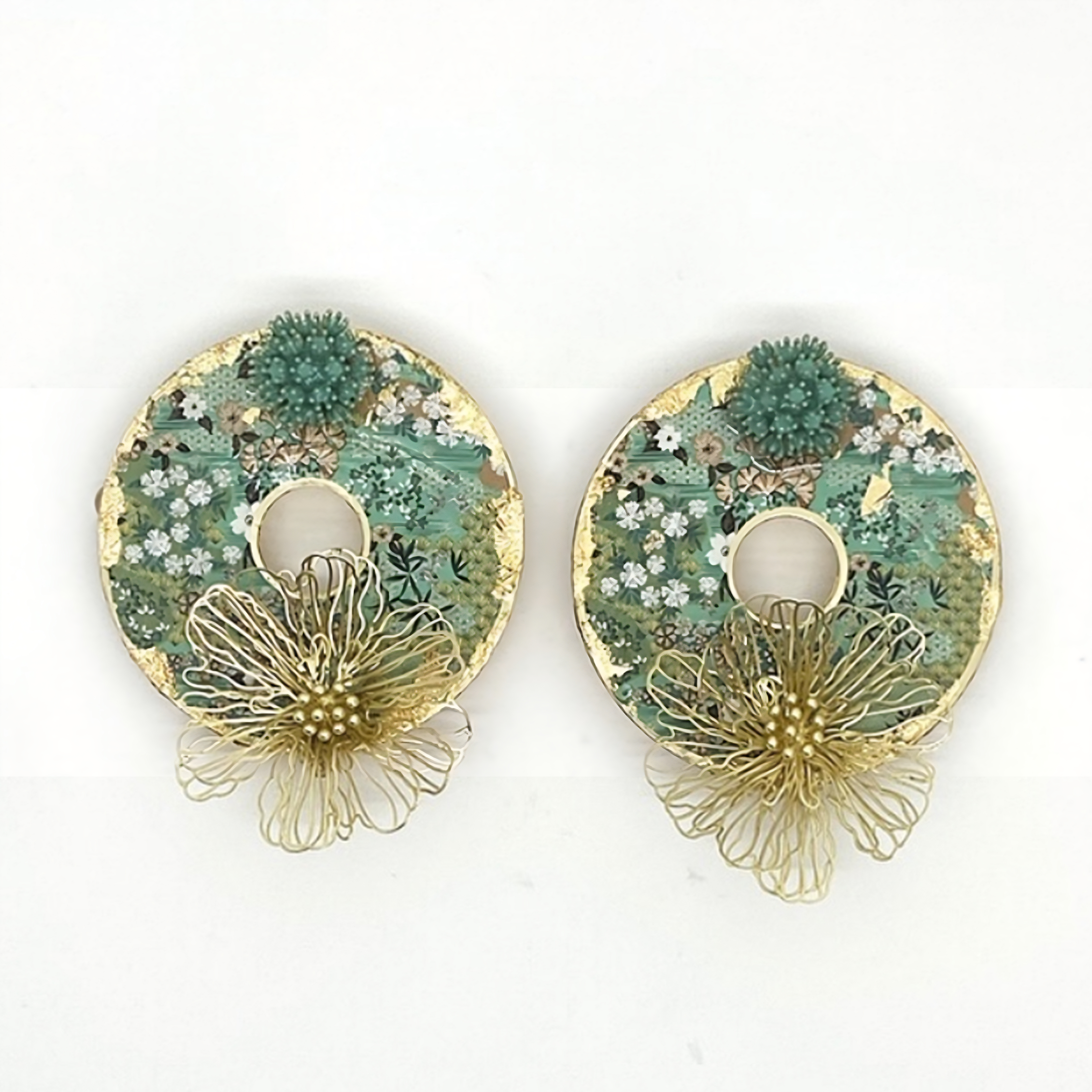 Pendientes en pan de oro, acero, coral esmaltado | Diospa waqaychuynin