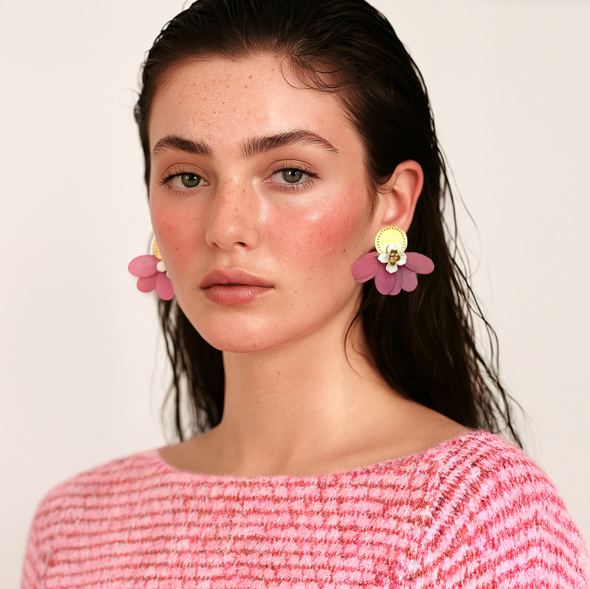 Pendientes en acero, esmalte y resina | ¿Me Quiere, No Me Quiere? NUNA