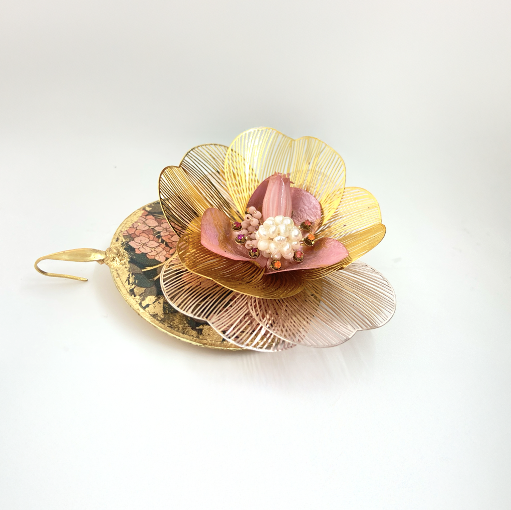 Pendientes en pan de oro, cristales Swarovski, flores preservadas y mini perlas | Ñusta Nuna