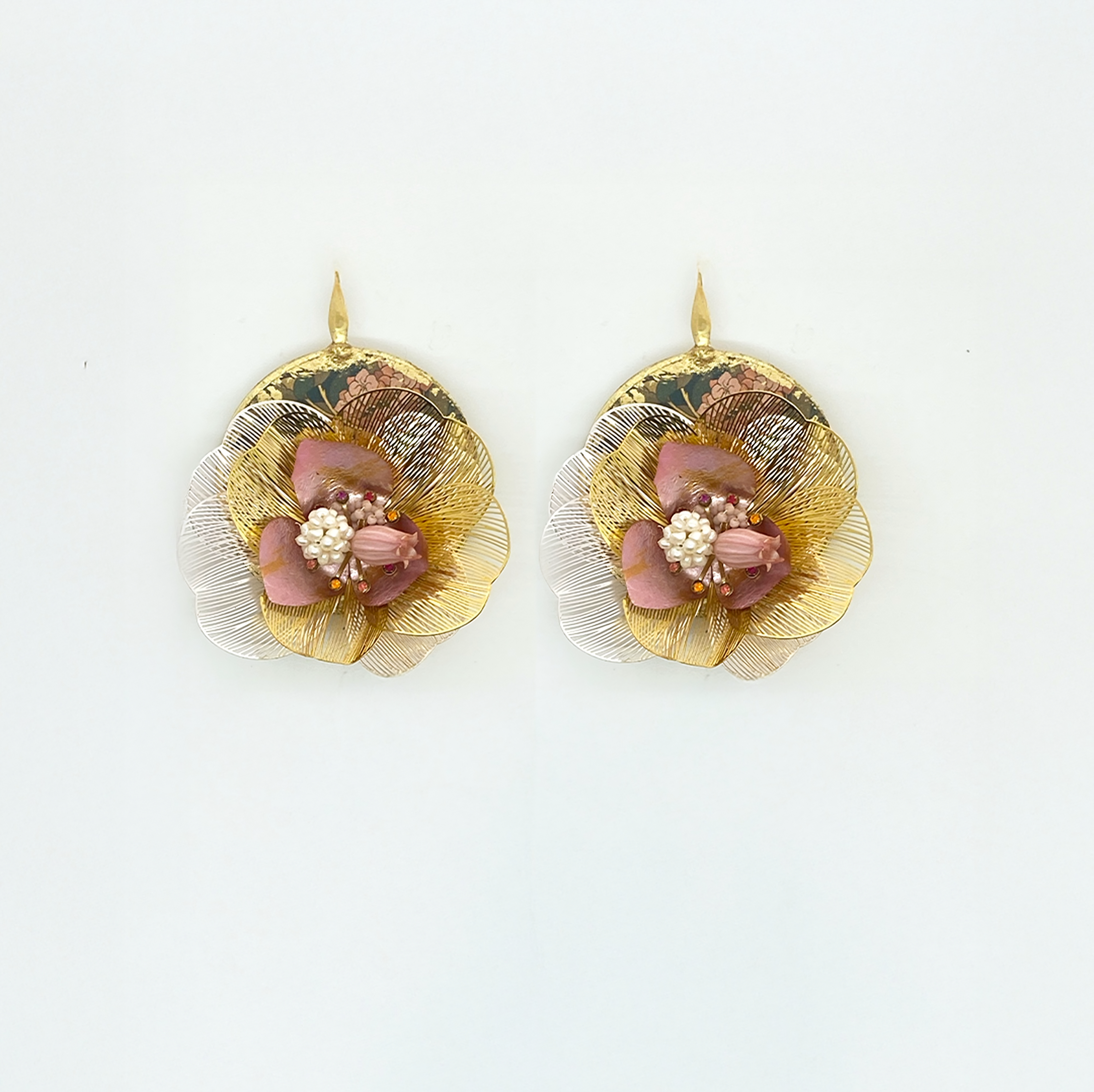 Pendientes en pan de oro, cristales Swarovski, flores preservadas y mini perlas | Ñusta Nuna