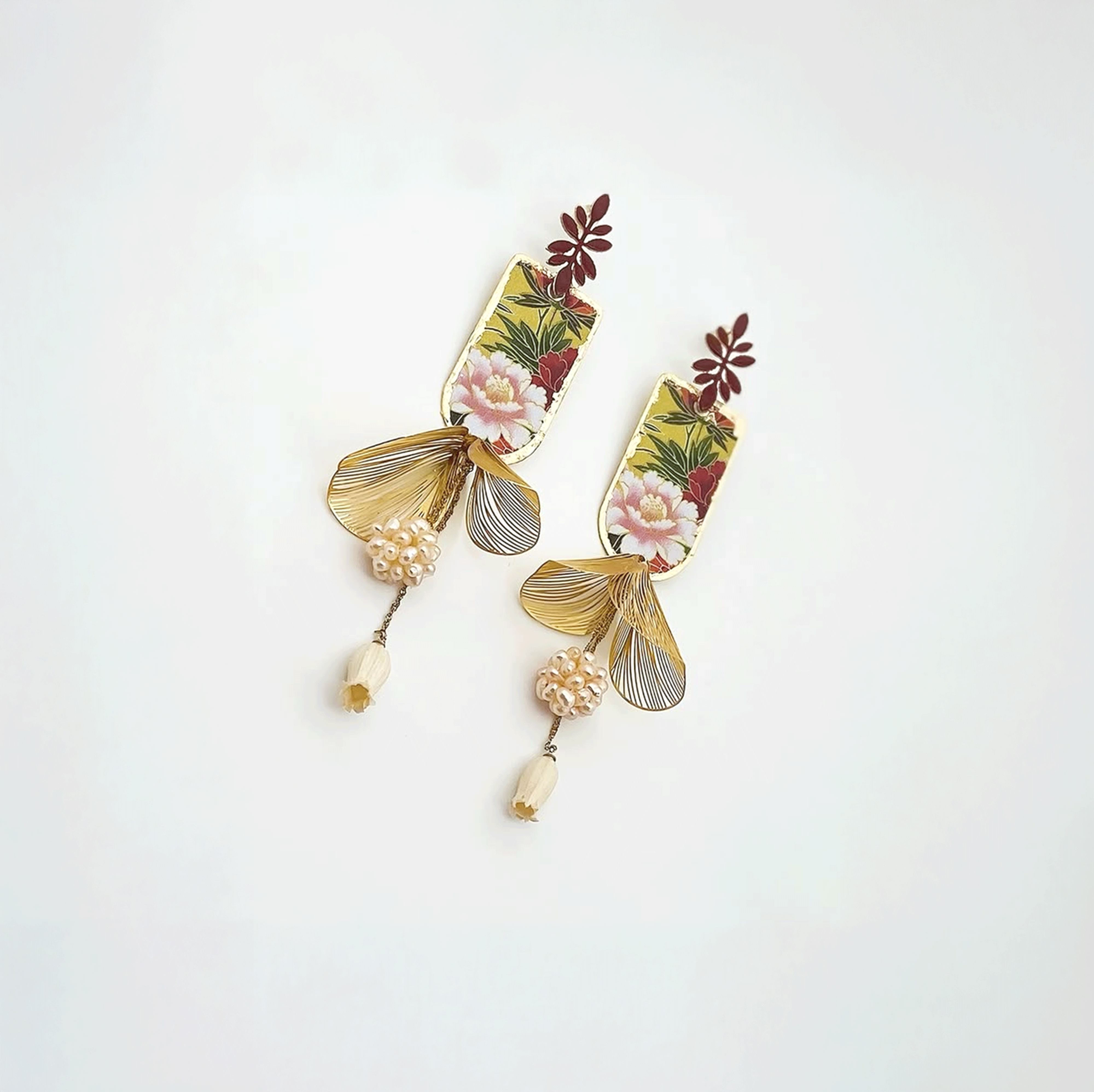 Pendientes en acero esmaltado, pan de oro, flores preservadas | Mama Ocllo NUNA