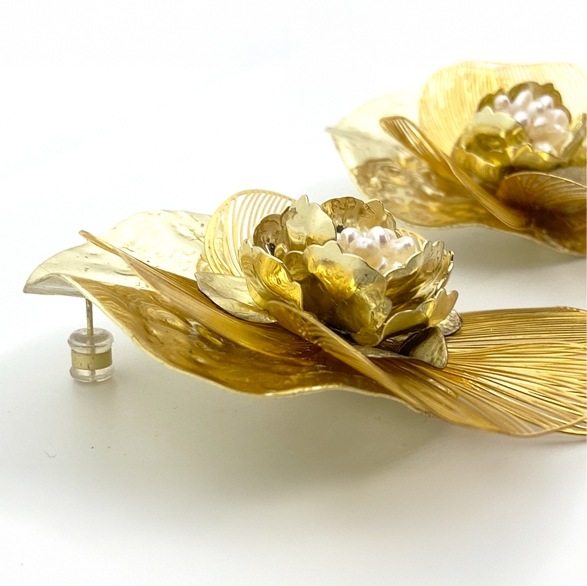 Pendientes en pan de oro, acero y mini perlas | Inti Sisa Nuna