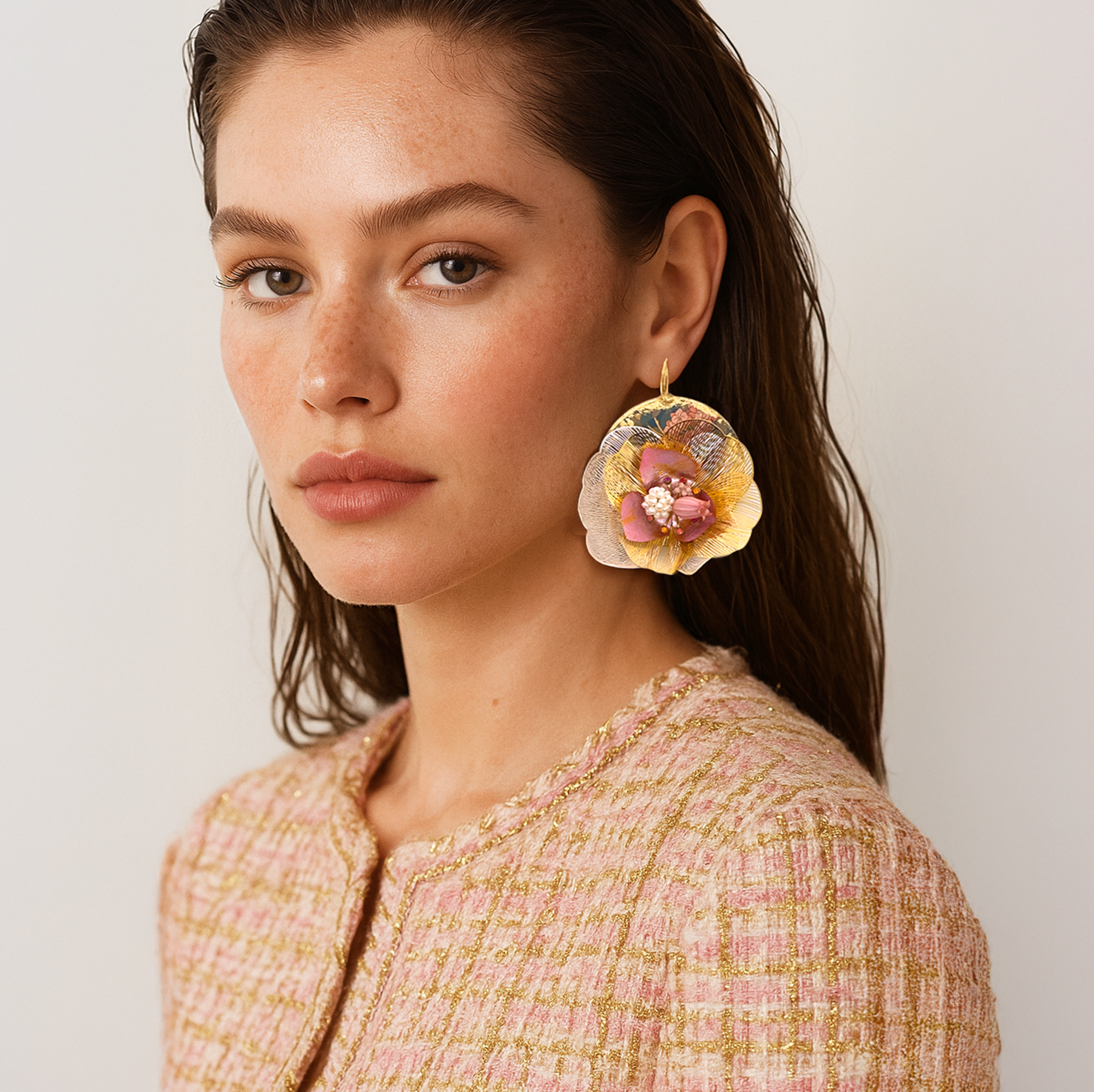 Pendientes en pan de oro, cristales Swarovski, flores preservadas y mini perlas | Ñusta Nuna