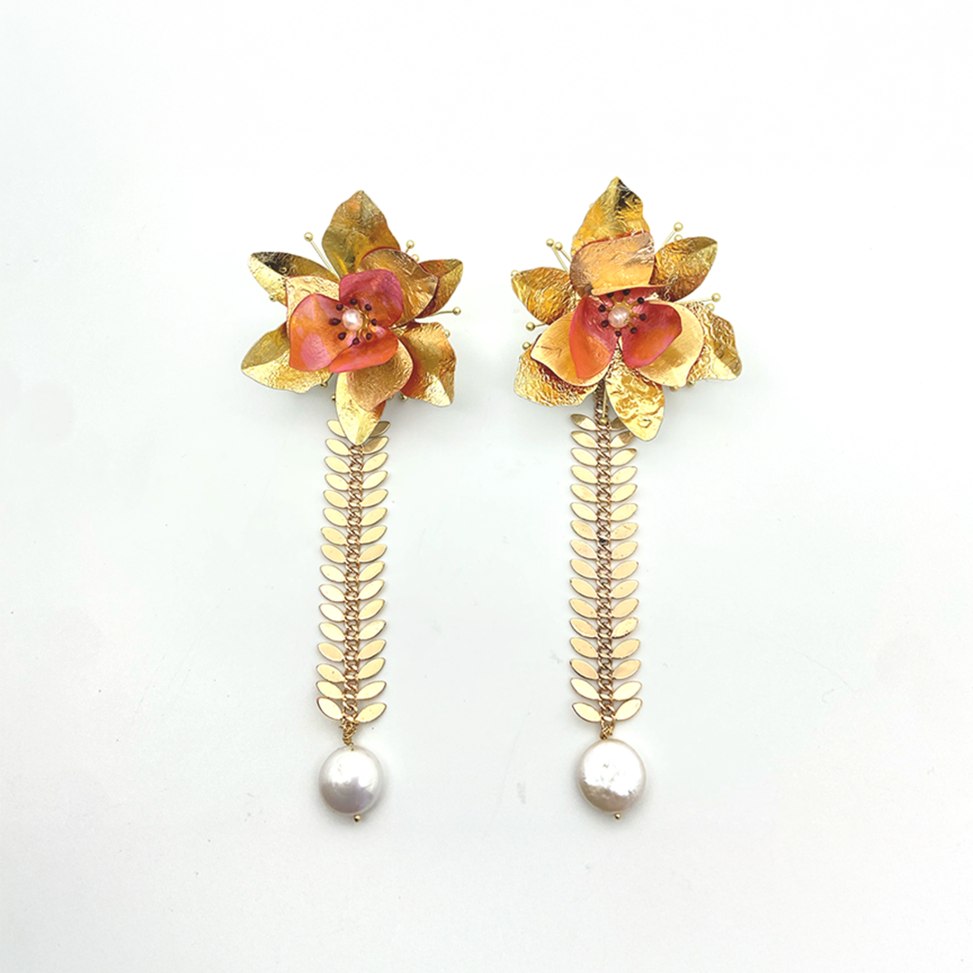 Pendientes en pan de oro, acero y perlas naturales | Flor Cascada Nuna