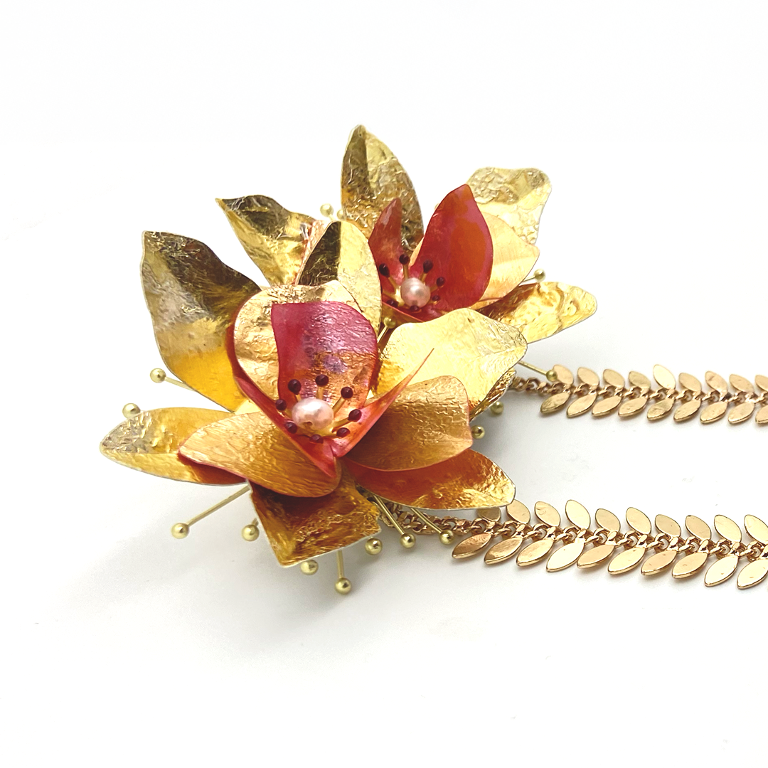 Pendientes en pan de oro, acero y perlas naturales | Flor Cascada Nuna