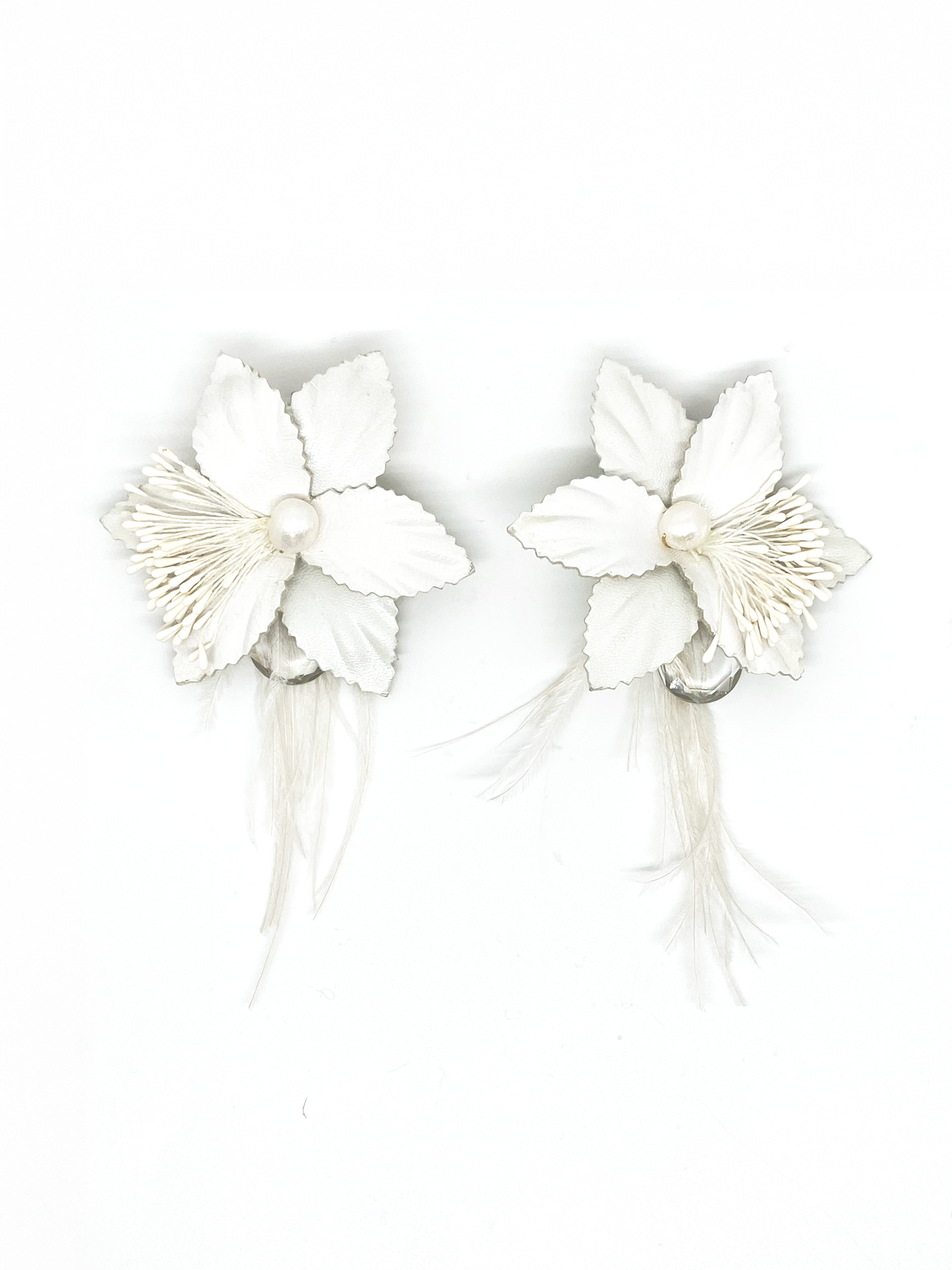 Pendientes en madreperla, cuero natural, plumas y perla | Nuna Sillka