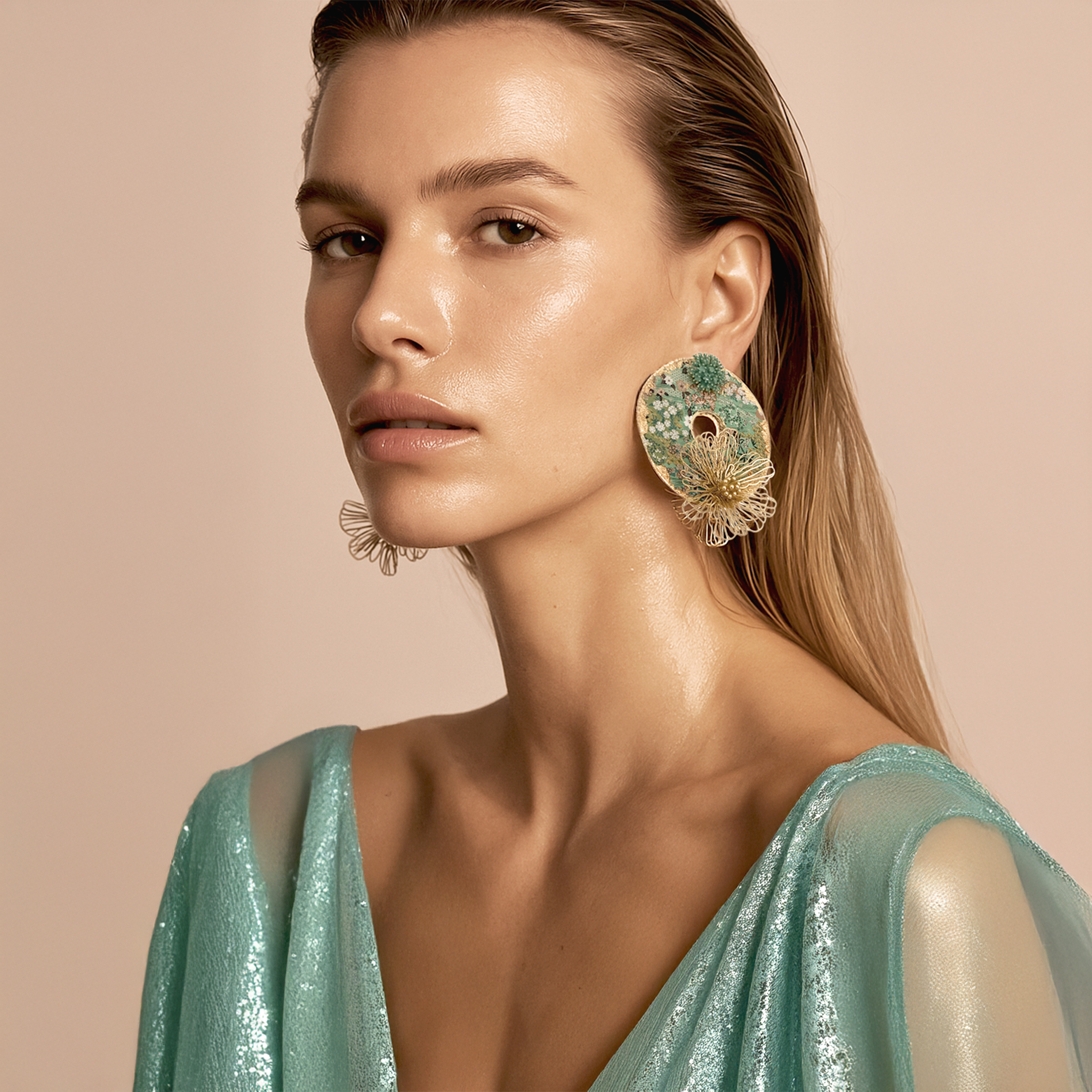 Pendientes en pan de oro, acero, coral esmaltado | Diospa waqaychuynin