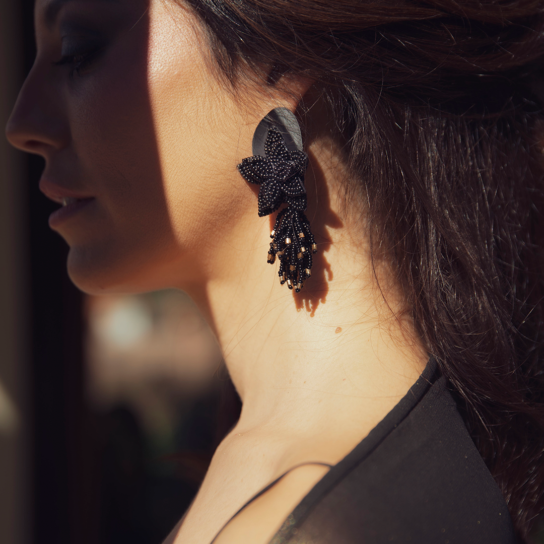 Pendientes de acero mate y cuentas trabajadas a mano | Suma Ñawi Nuna