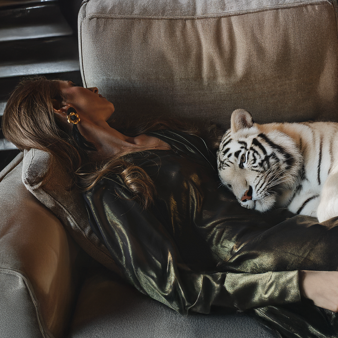 Pendientes de pan de oro, acero,  y plumas | Noche Estrellada