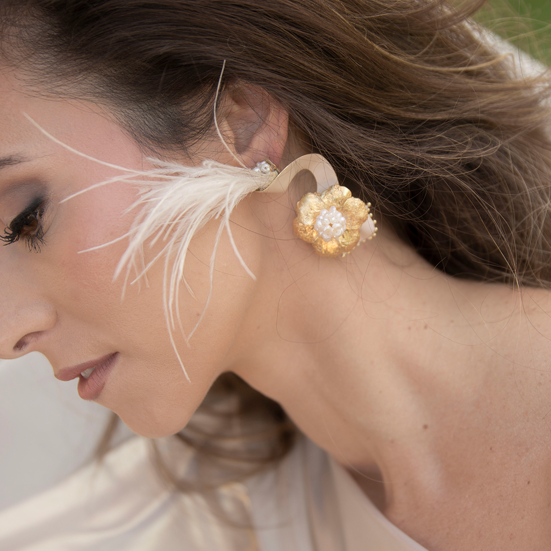 Pendientes de pan de oro, acero, y perlas | Aura Nuna