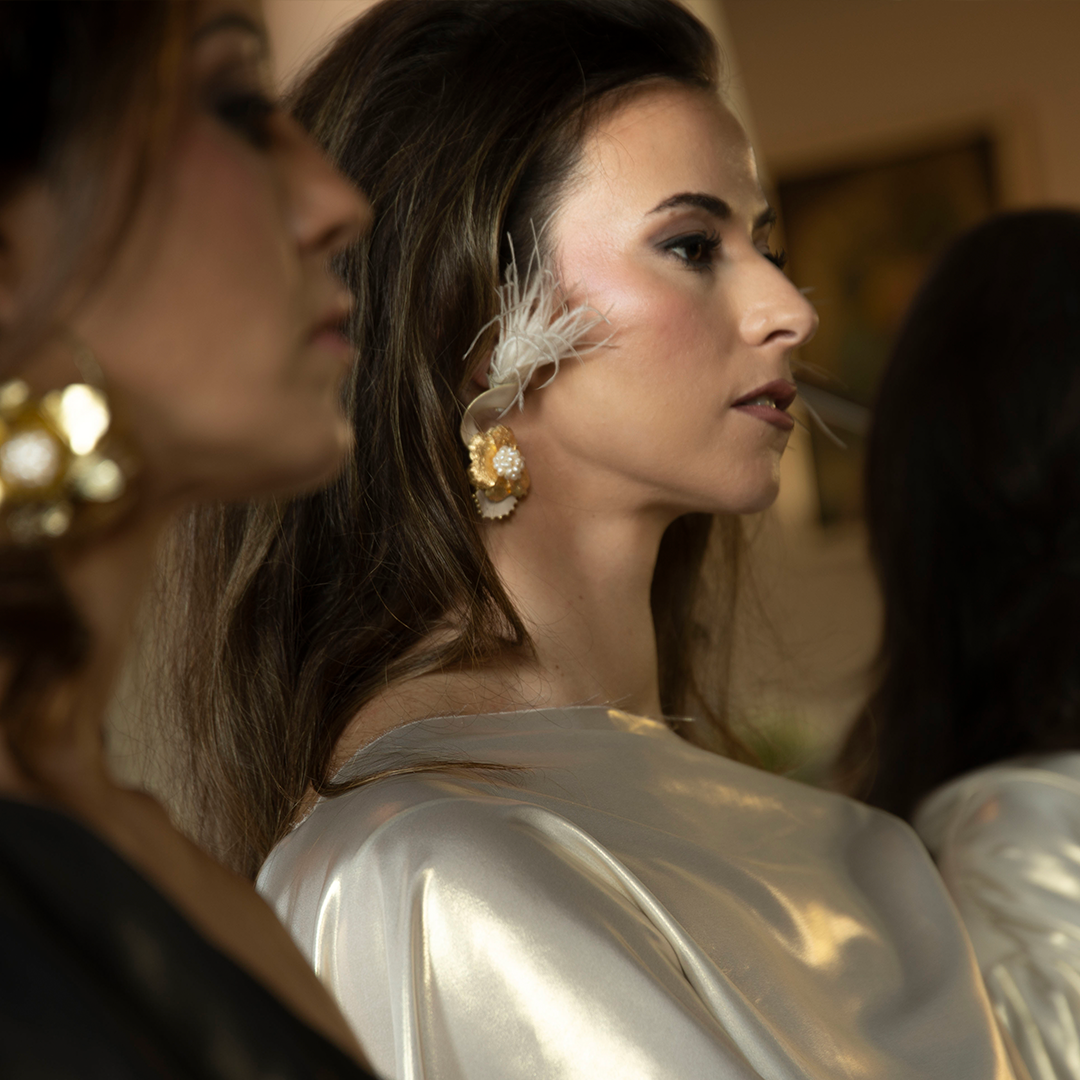 Pendientes de pan de oro, acero, y perlas | Aura Nuna