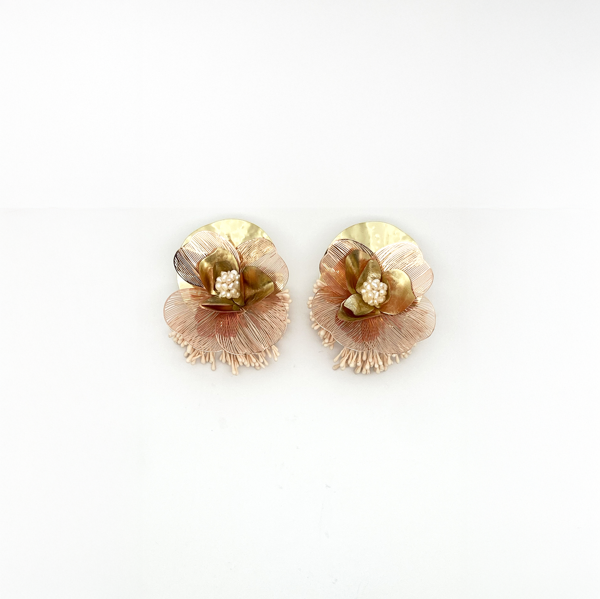 Pendientes en pan de oro, acero, mini-perlas | Amancay Nuna