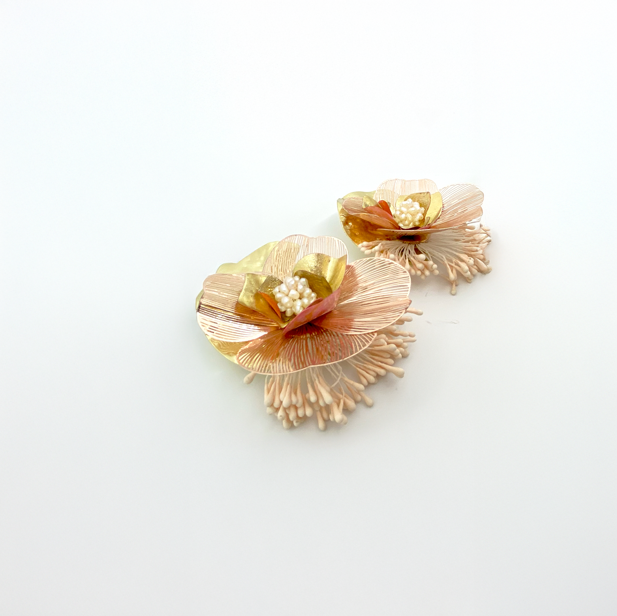 Pendientes en pan de oro, acero, mini-perlas | Amancay Nuna