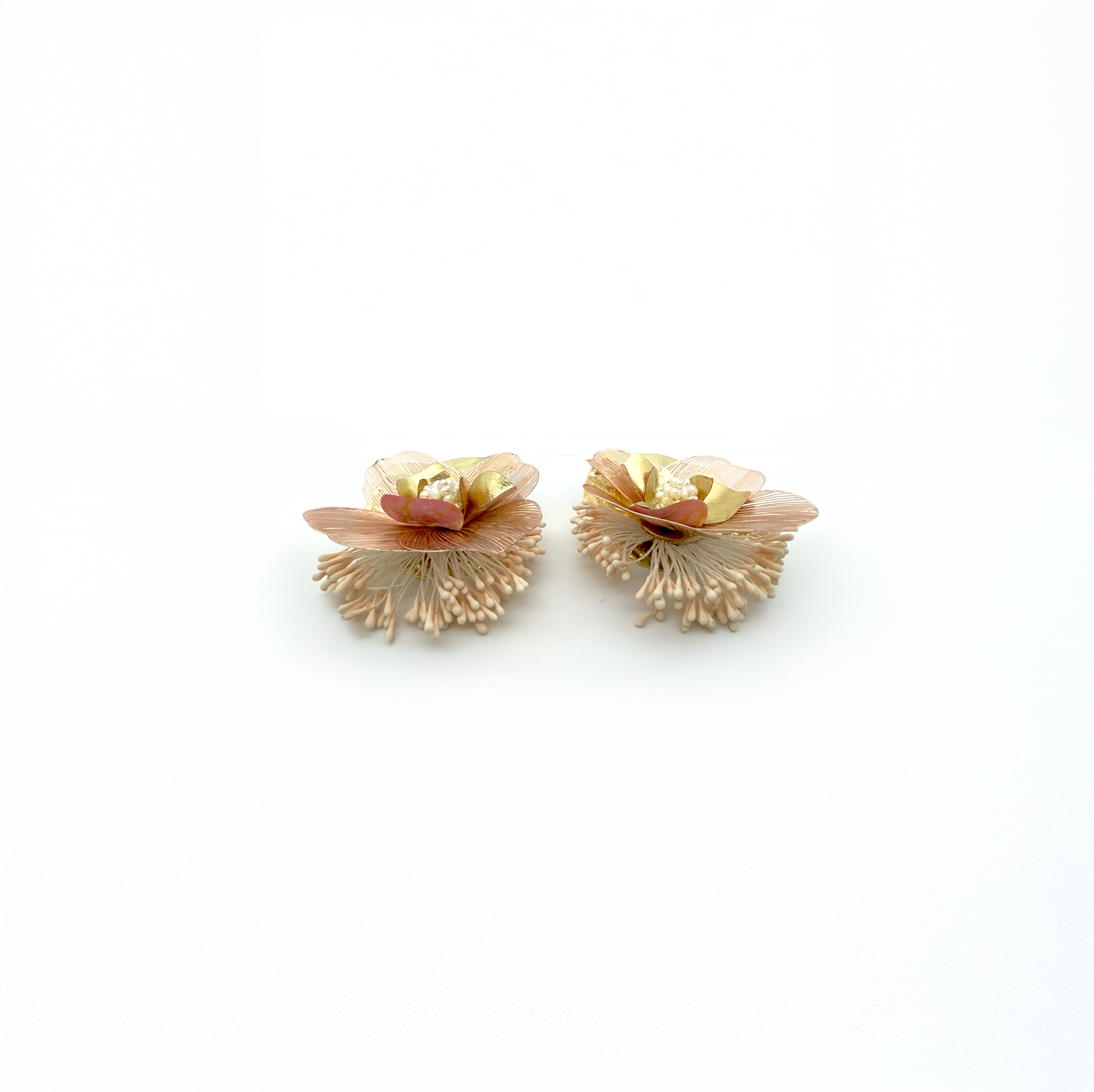Pendientes en pan de oro, acero, mini-perlas | Amancay Nuna