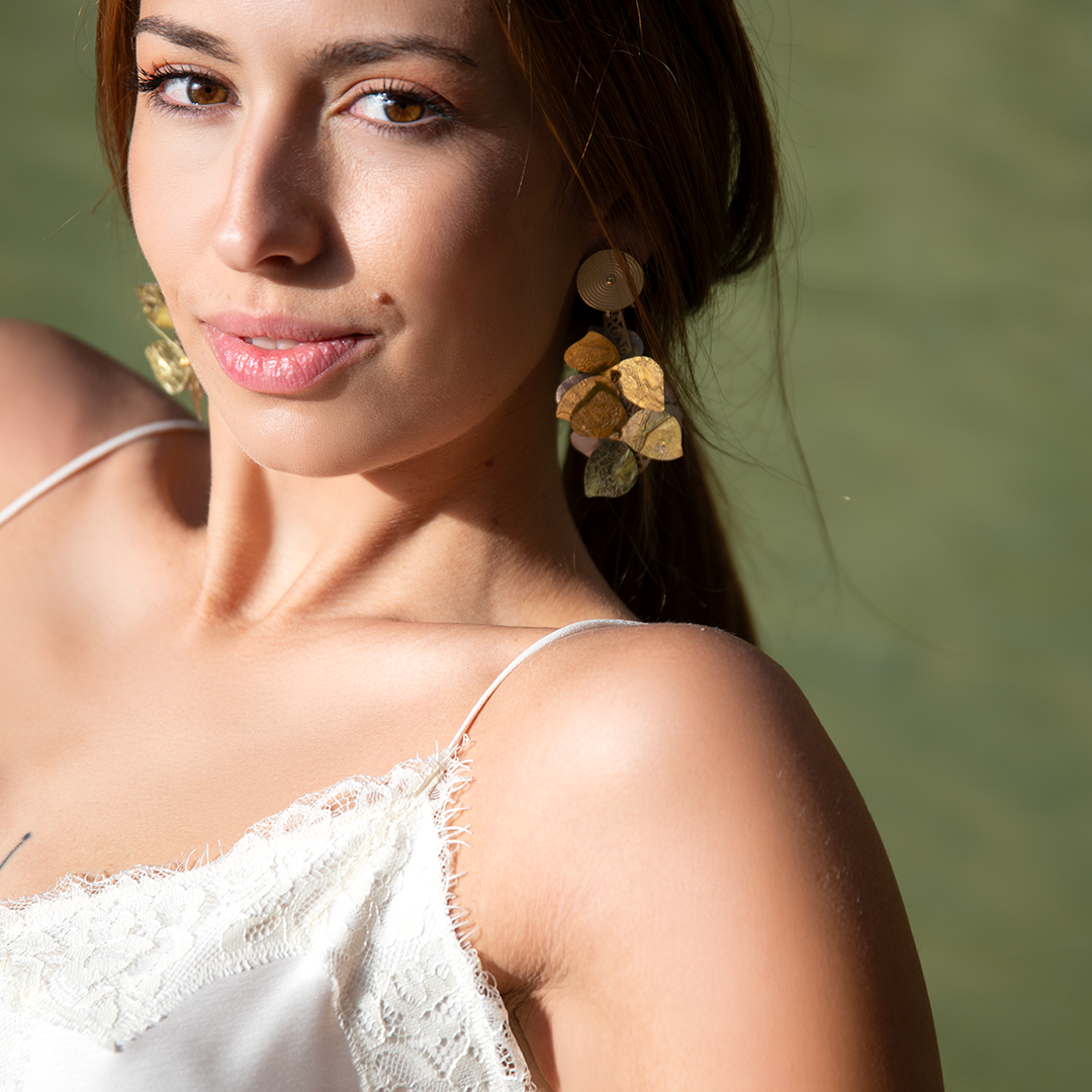 Pendientes en baño de oro, acero flexible y pan de oro | Sisa Qori Nuna