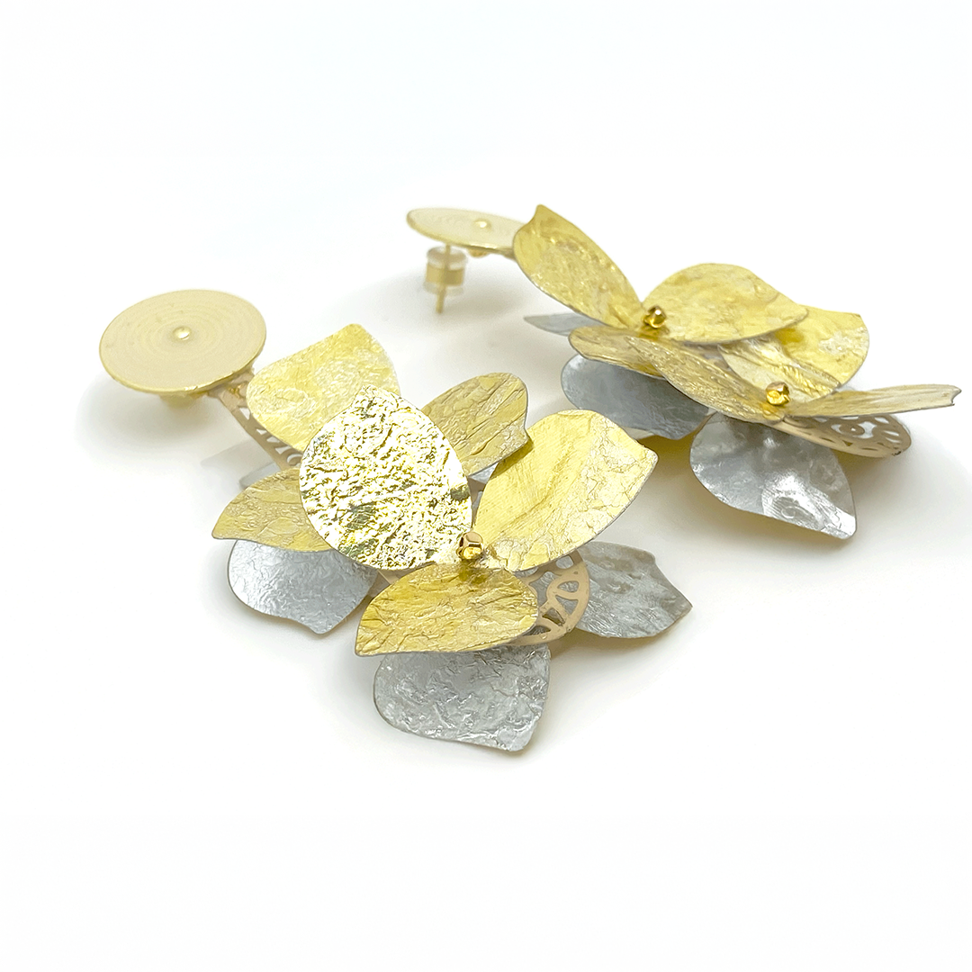 Pendientes en baño de oro, acero flexible y pan de oro | Sisa Qori Nuna