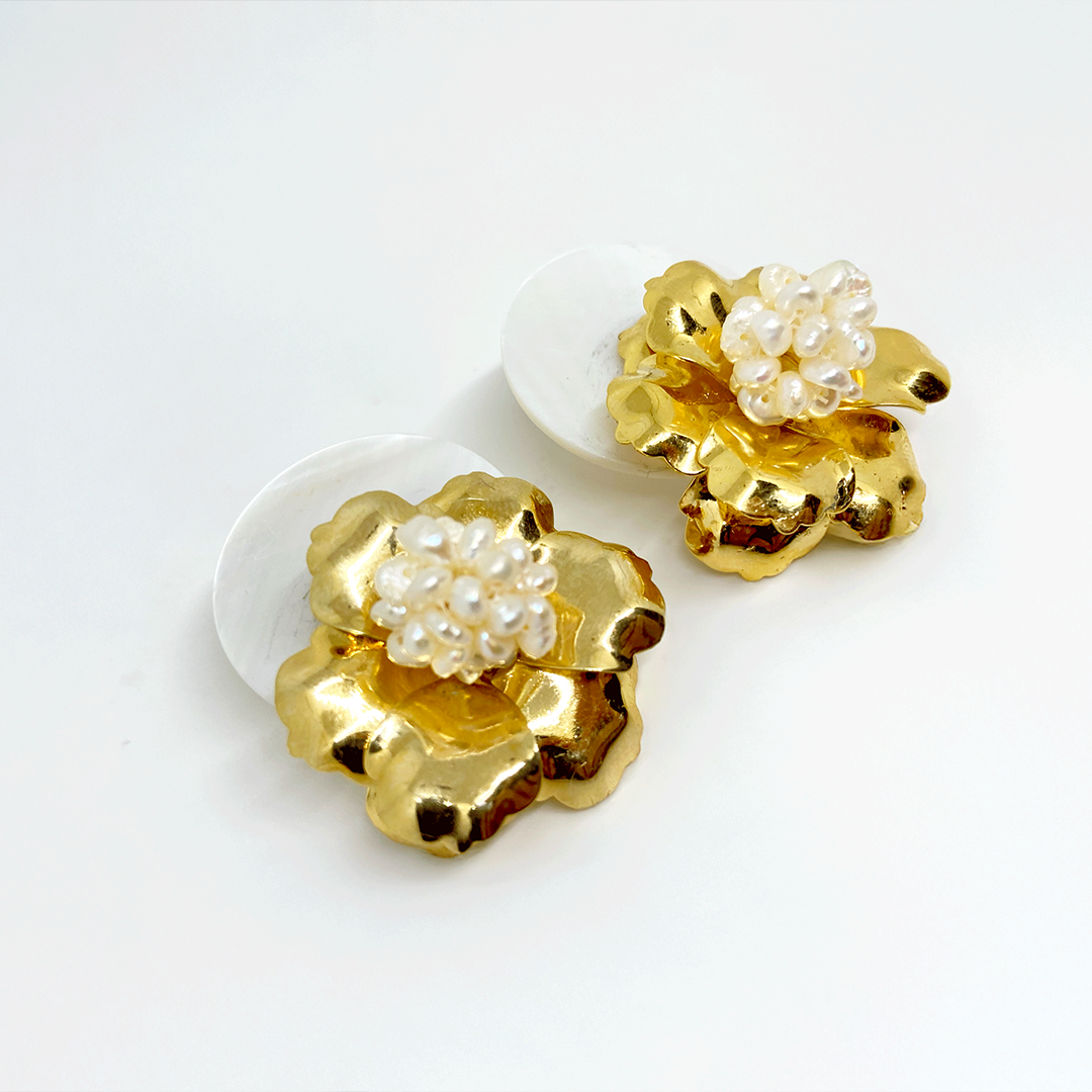 Pendientes en madre perla, baño en oro de 18 k y mini perlas reales | Luz de Nácar