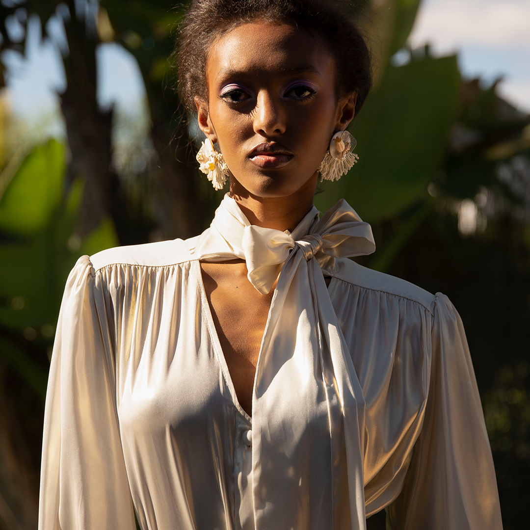 Pendientes en madreperla, acero flexible, flor preservada y perlas naturales | Ñawi K’uychi