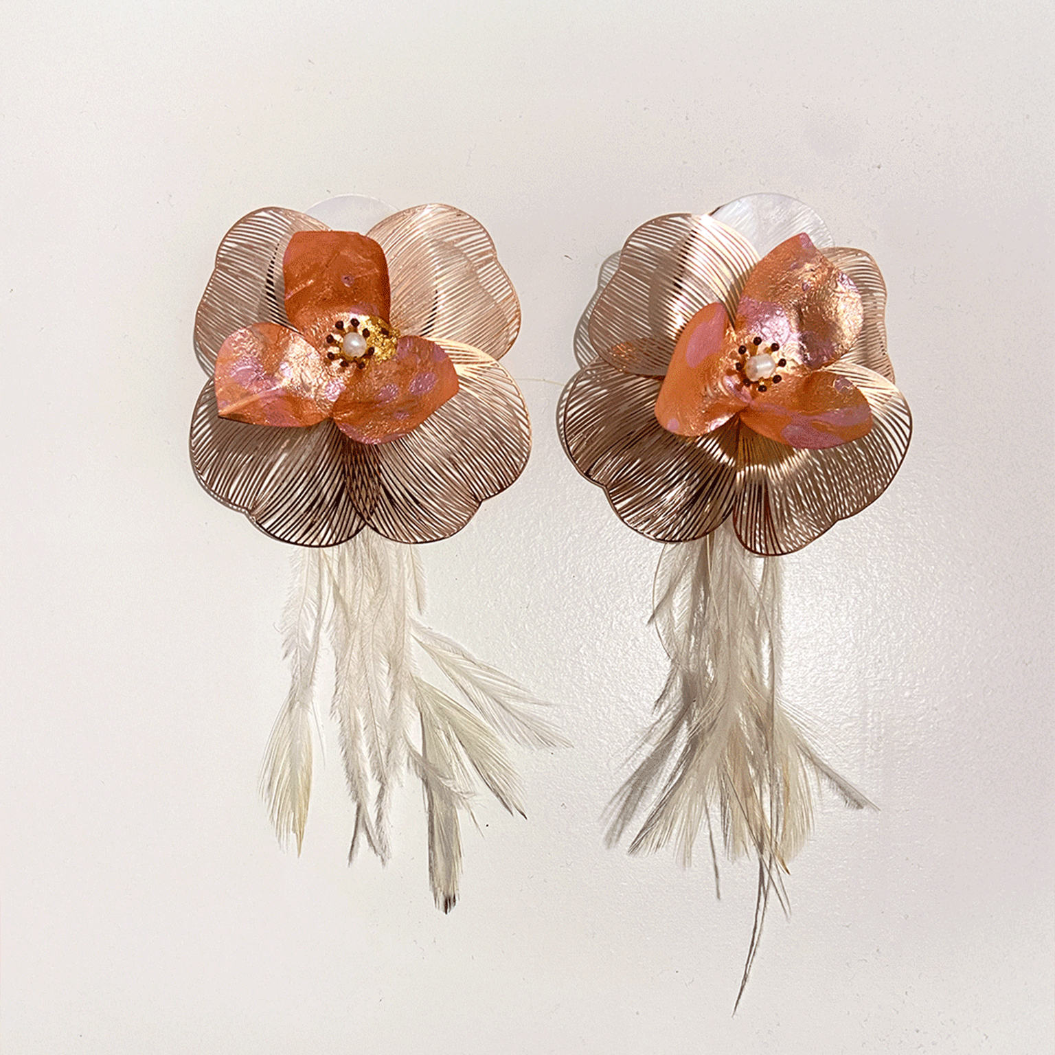 Pendientes en madreperla, acero liviano, plumas y perla | Flor de Melón Nuna