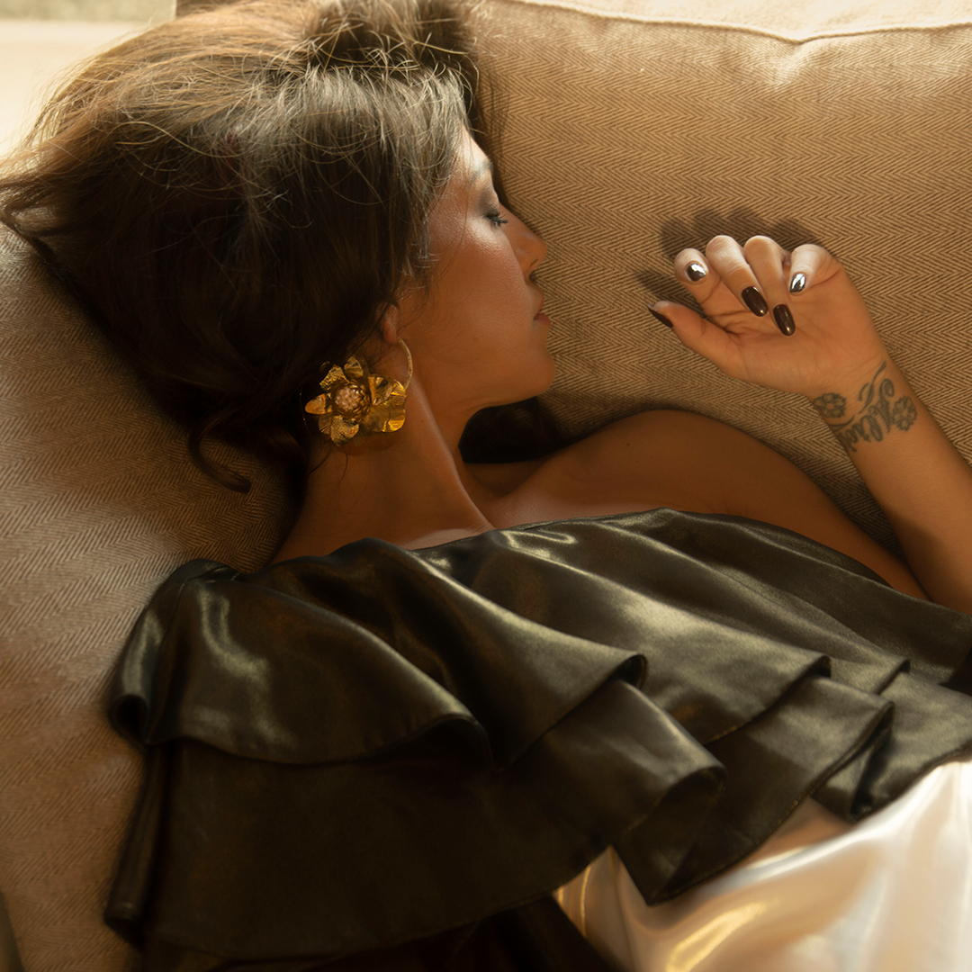 Pendientes en pan de oro, acero liviano y perlas naturales | Loto Dorado