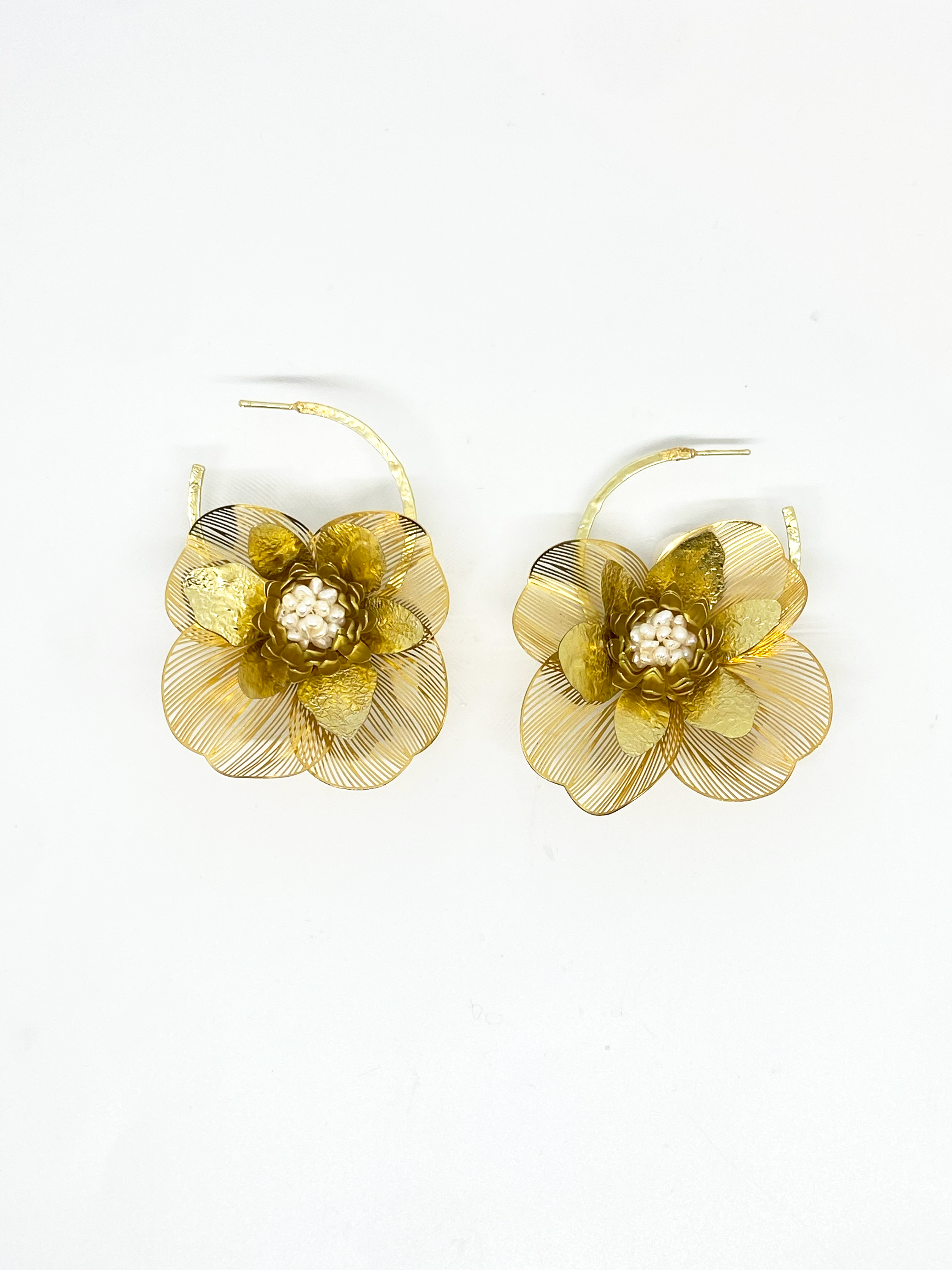 Pendientes en pan de oro, acero liviano y perlas naturales | Loto Dorado